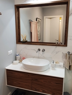 Тумба с зеркалом для ванной